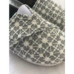 TOMS size 8 / 24,5 toddler