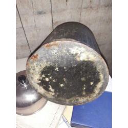 Oude metalen voorraadbus, pot zwart shabby