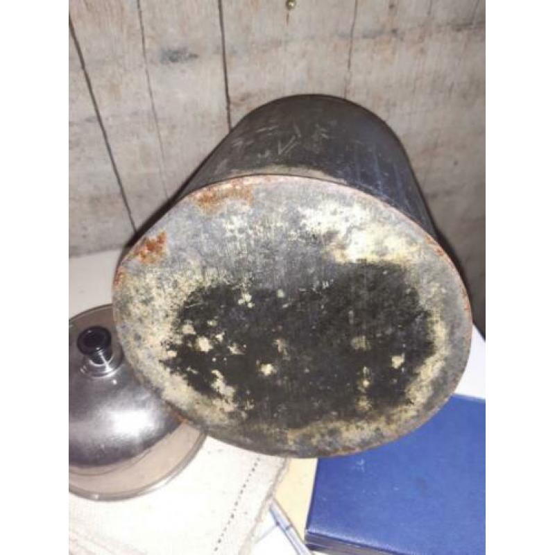 Oude metalen voorraadbus, pot zwart shabby