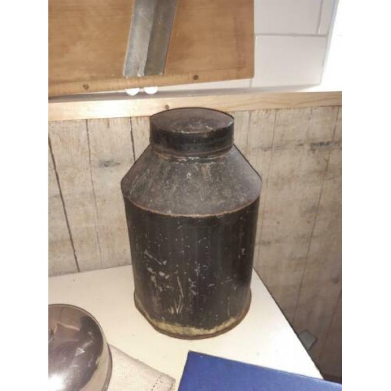 Oude metalen voorraadbus, pot zwart shabby