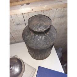Oude metalen voorraadbus, pot zwart shabby