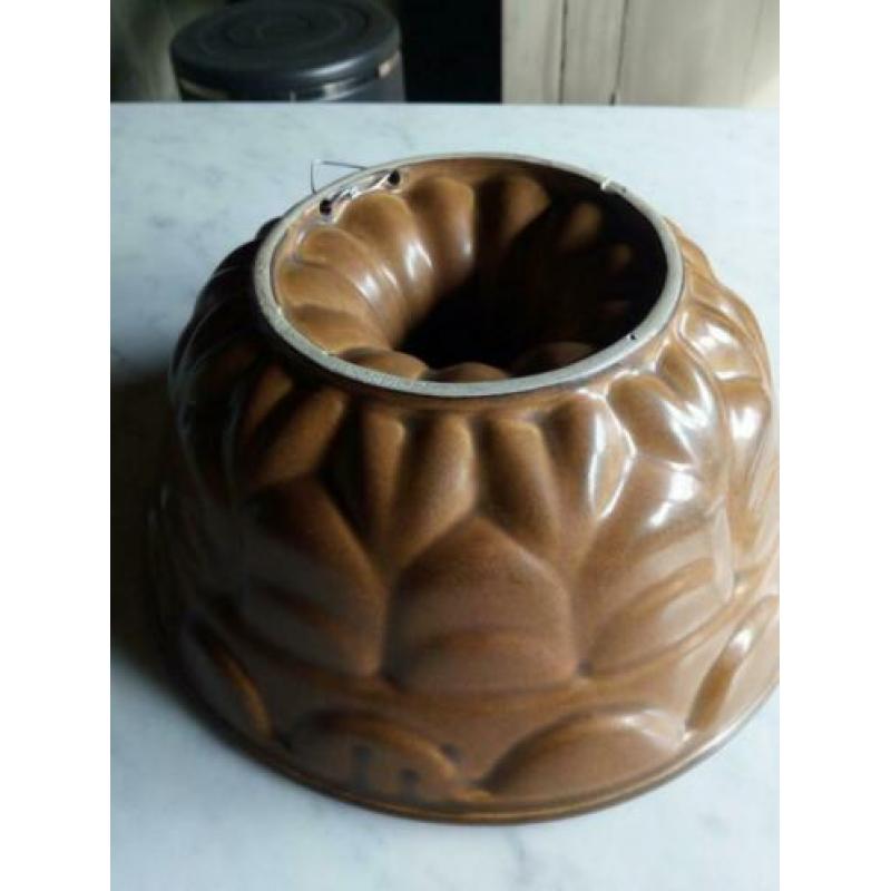 Prachtige grote aardewerken puddingvorm, caramelkleurig.