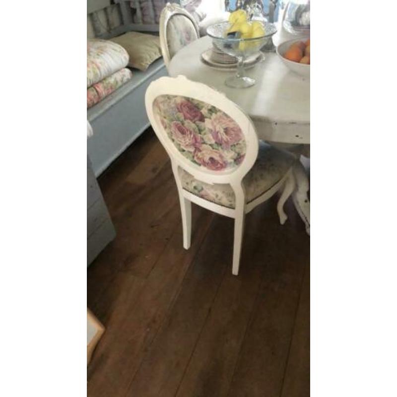 Schattige stevige brocante eetstoeltjes