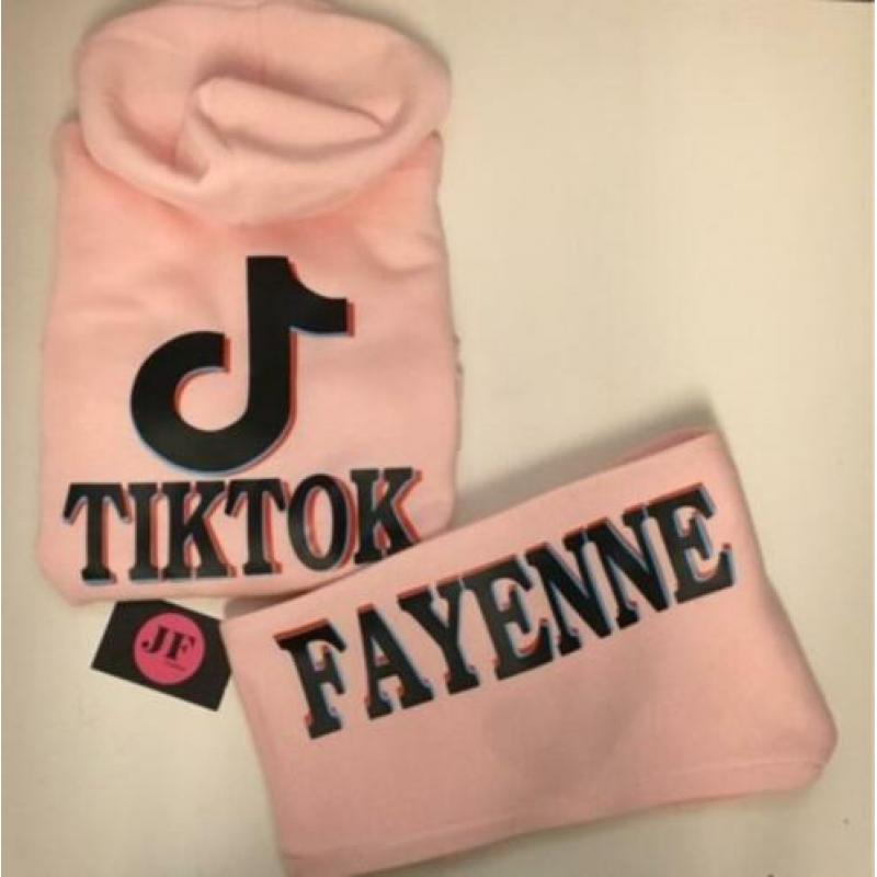 Leuke tiktok pakken met je eigen naam in maat 98, nieuw!!