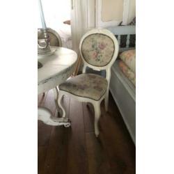 Schattige stevige brocante eetstoeltjes