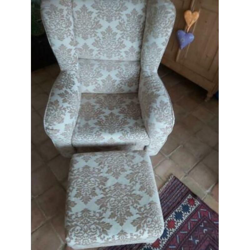 Fauteuil met hocker