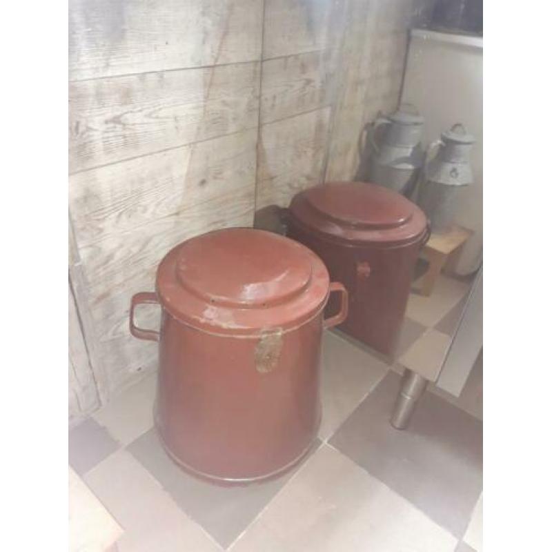 Oude metalen voorraadbus, pot zwart shabby