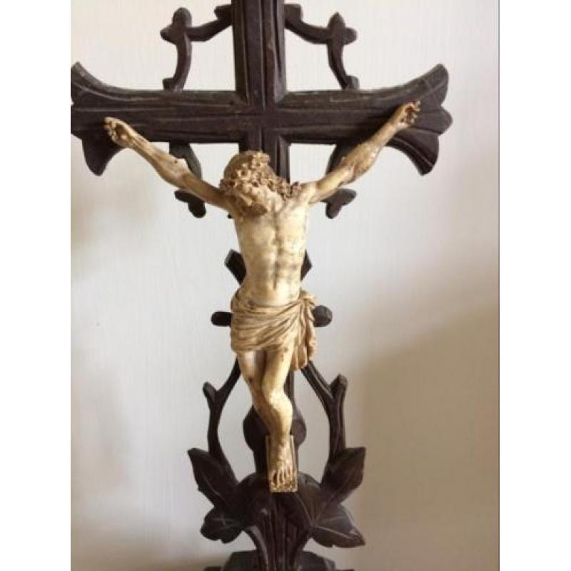 Houten beeld jezus aan het kruis