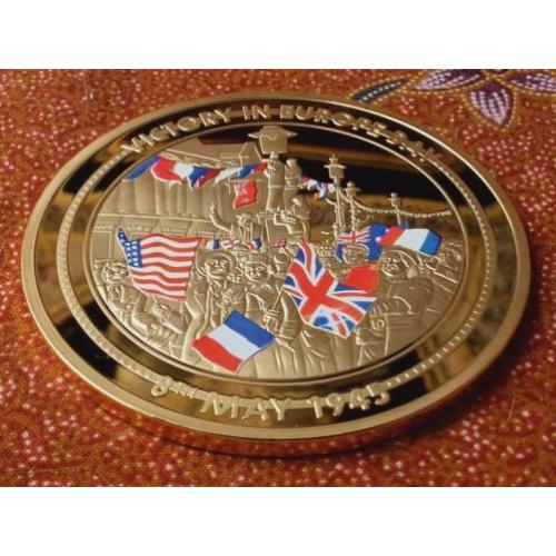 Prachtige penning uit Engeland Victory in Europe day 7 cm.