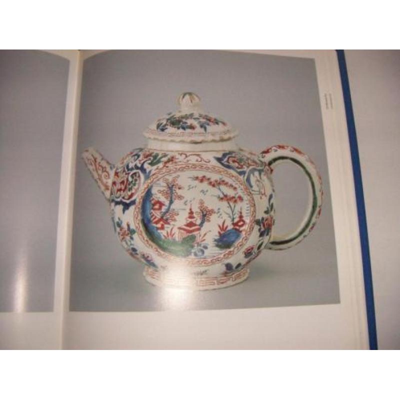 Delfts aardewerk en platteel van circa jr.1600 tot 1800.