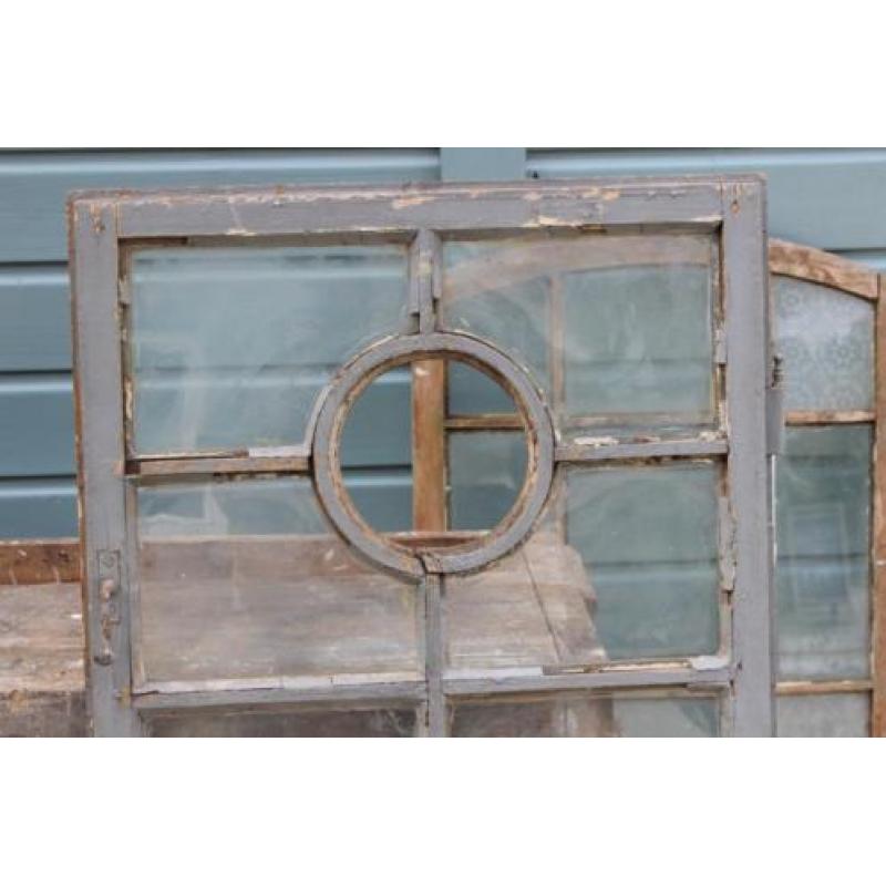 Oud houten blauwgrijs raam - Mentha Brocante