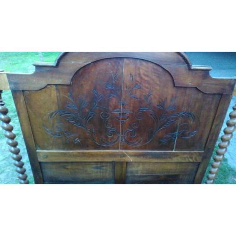 antiek bed met prachtig houtsnijwerk
