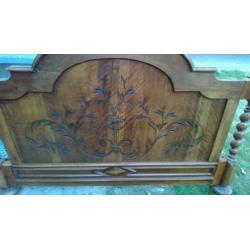 antiek bed met prachtig houtsnijwerk