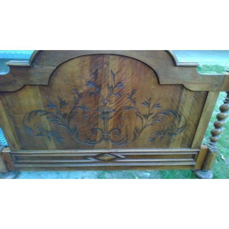 antiek bed met prachtig houtsnijwerk