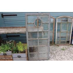 Oud houten blauwgrijs raam - Mentha Brocante