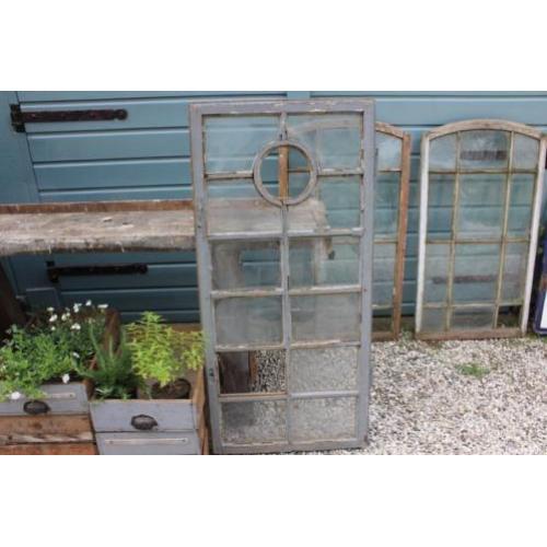 Oud houten blauwgrijs raam - Mentha Brocante