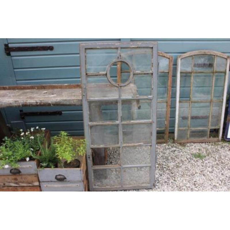 Oud houten blauwgrijs raam - Mentha Brocante