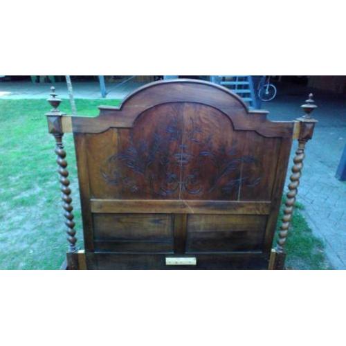 antiek bed met prachtig houtsnijwerk
