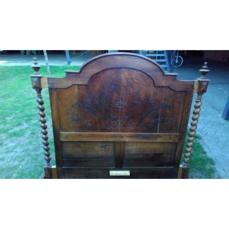 antiek bed met prachtig houtsnijwerk