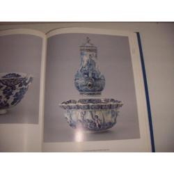 Delfts aardewerk en platteel van circa jr.1600 tot 1800.