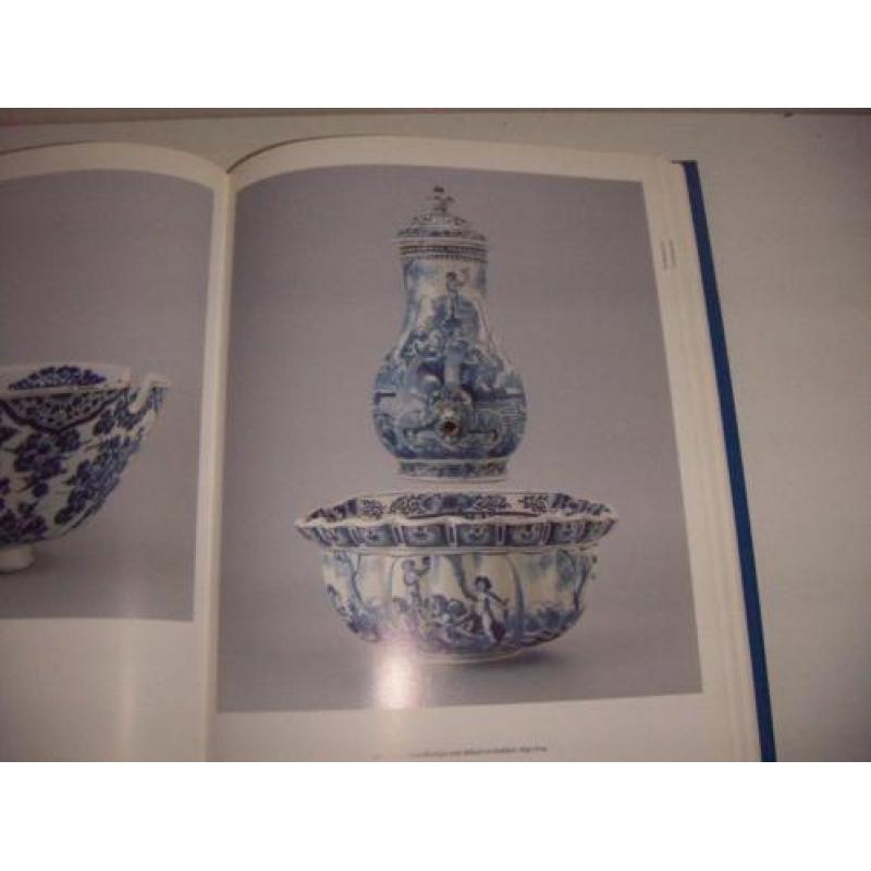 Delfts aardewerk en platteel van circa jr.1600 tot 1800.