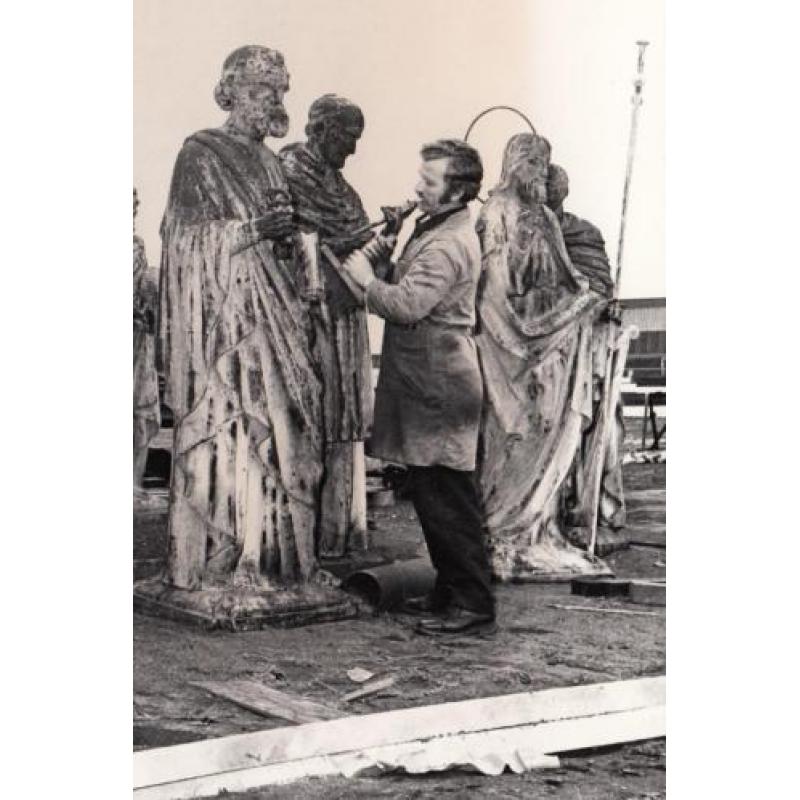 2 x persfoto restauratie beelden Tilburg 1974