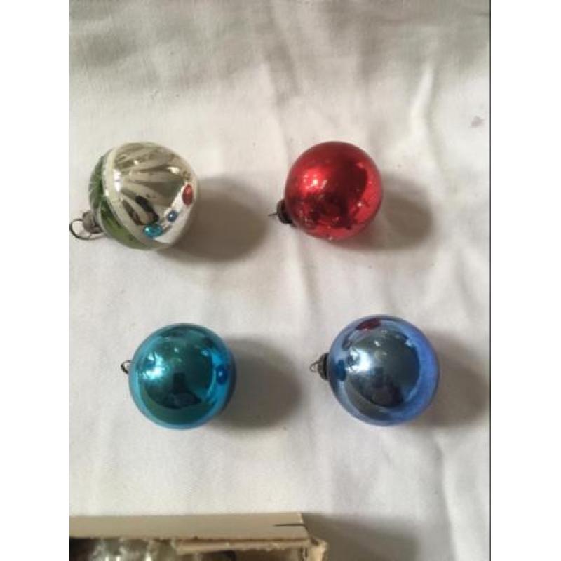 Oude antieke kleine kerstversieringen kerstbal denneappels