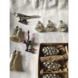 Oude antieke kleine kerstversieringen kerstbal denneappels