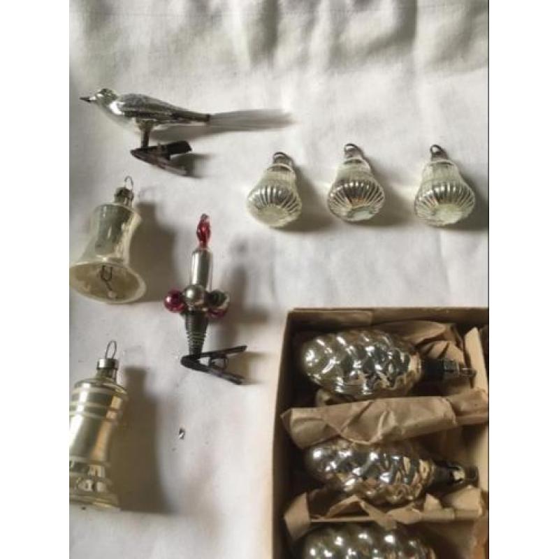 Oude antieke kleine kerstversieringen kerstbal denneappels