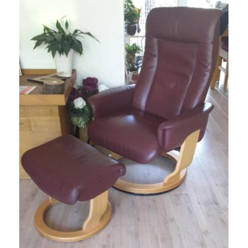 2 rood leren fauteuils met voetenbankje