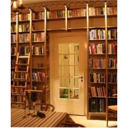 Maatwerk design boekenkasten in noten- of eikenhout: REVERSE