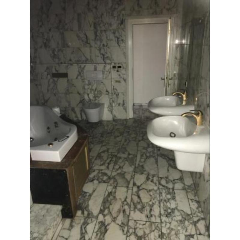 Diverse, wasbakken-wc potten-douche bakken-baden 1 bubbelbad