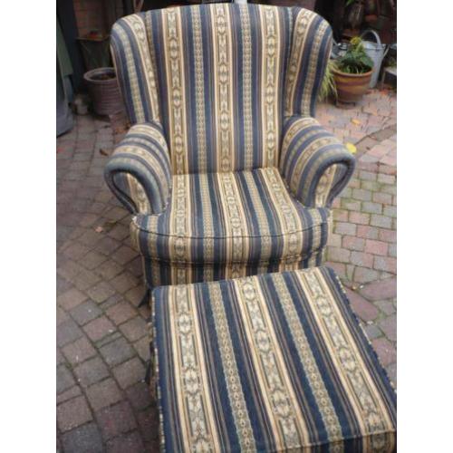 Oorstoel met hocker