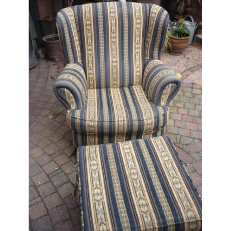 Oorstoel met hocker
