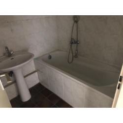 Diverse, wasbakken-wc potten-douche bakken-baden 1 bubbelbad