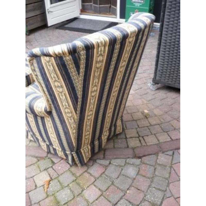 Oorstoel met hocker