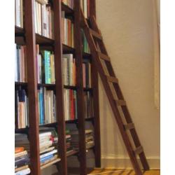 Maatwerk design boekenkasten in noten- of eikenhout: REVERSE