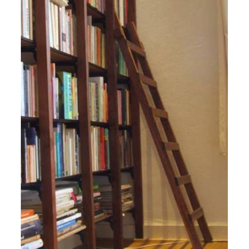 Maatwerk design boekenkasten in noten- of eikenhout: REVERSE