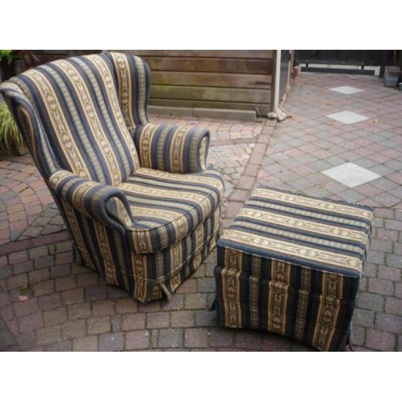 Oorstoel met hocker