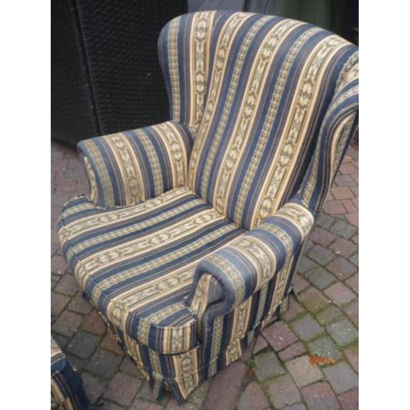 Oorstoel met hocker