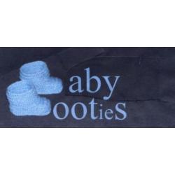 Baby Booties 0-3 m., kleur cerise, handgebreide slofjes