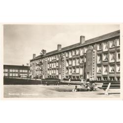 Beverwijk flats Bremmerstraat met kinderspeelplaats 1959