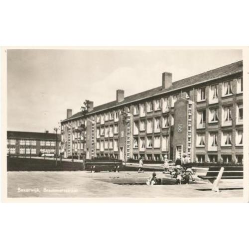 Beverwijk flats Bremmerstraat met kinderspeelplaats 1959