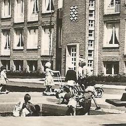 Beverwijk flats Bremmerstraat met kinderspeelplaats 1959