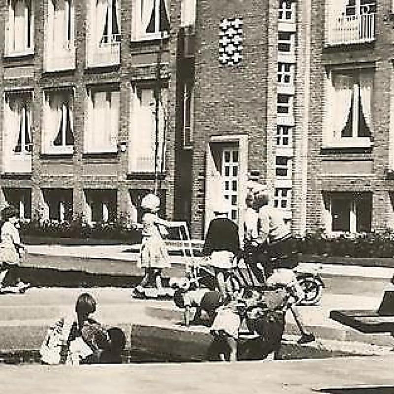 Beverwijk flats Bremmerstraat met kinderspeelplaats 1959